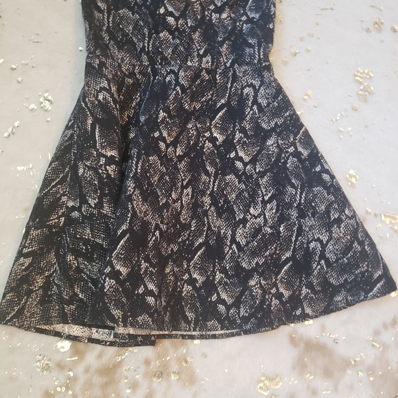 NEW Express 6 Snakeskin Black Gold Mini Dress - Picture 3 of 10